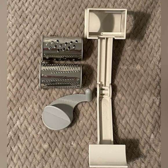 The Pampered Chef deluxe cheese grater manual rotary - Picture 2 of 3